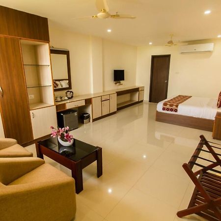 Miracle Residency Hotel Kizhake Chālakudi Exterior foto