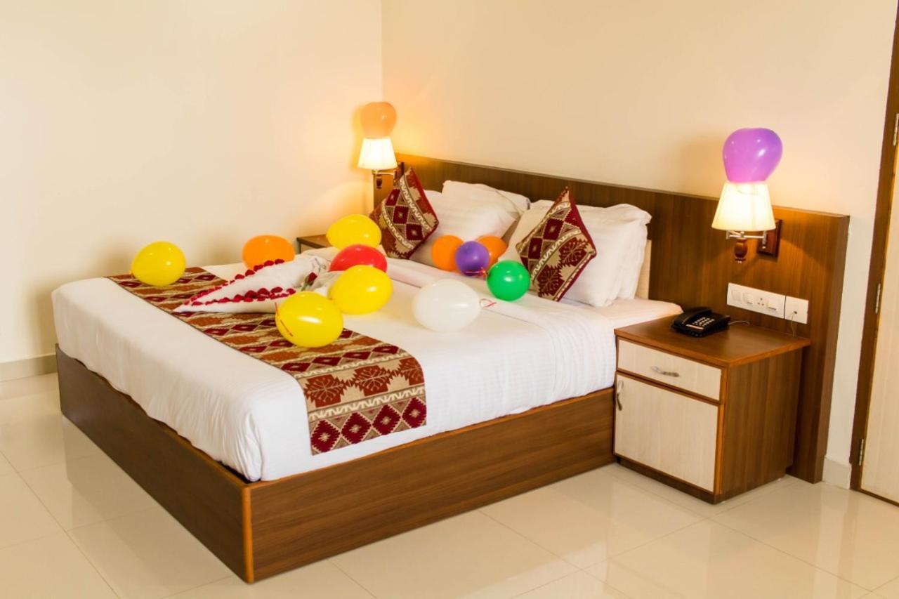Miracle Residency Hotel Kizhake Chālakudi Exterior foto
