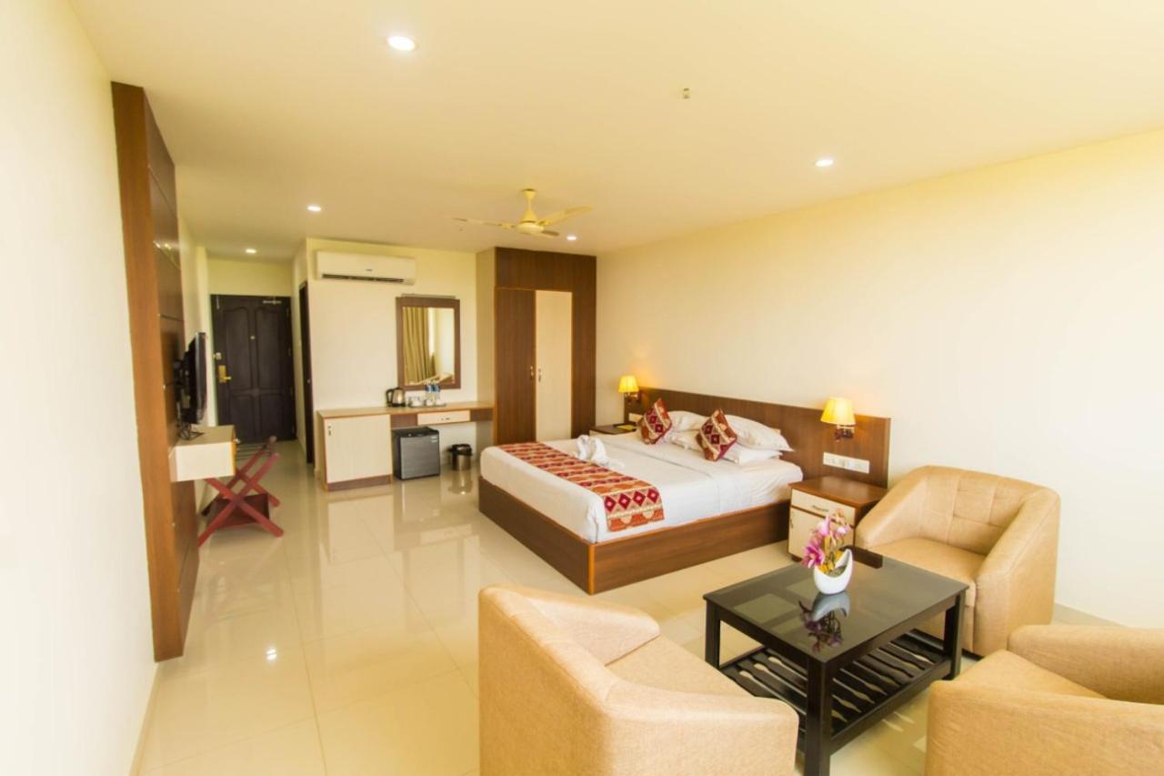 Miracle Residency Hotel Kizhake Chālakudi Exterior foto