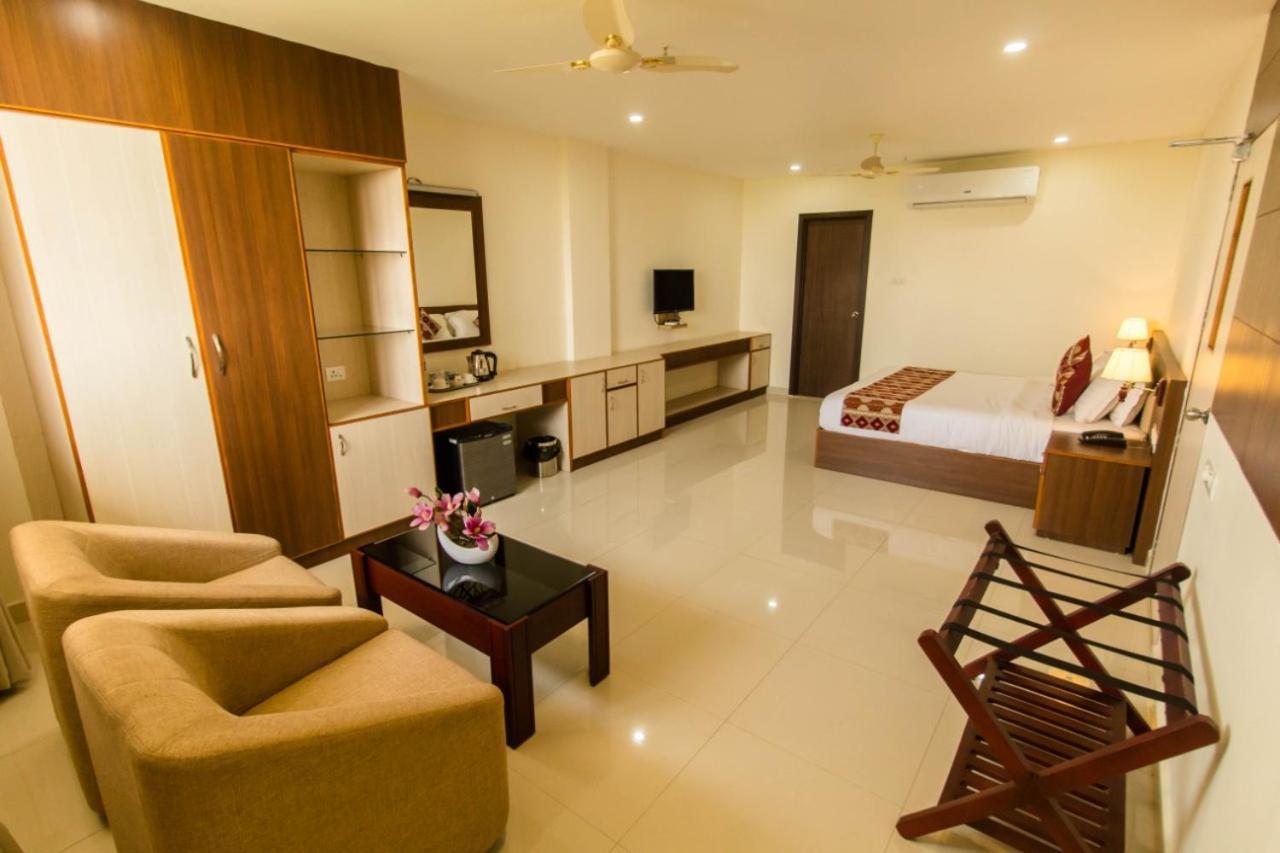 Miracle Residency Hotel Kizhake Chālakudi Exterior foto