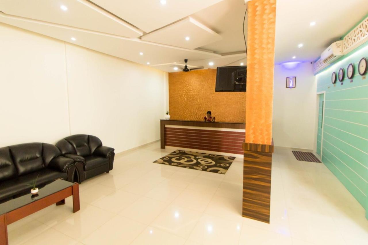 Miracle Residency Hotel Kizhake Chālakudi Exterior foto