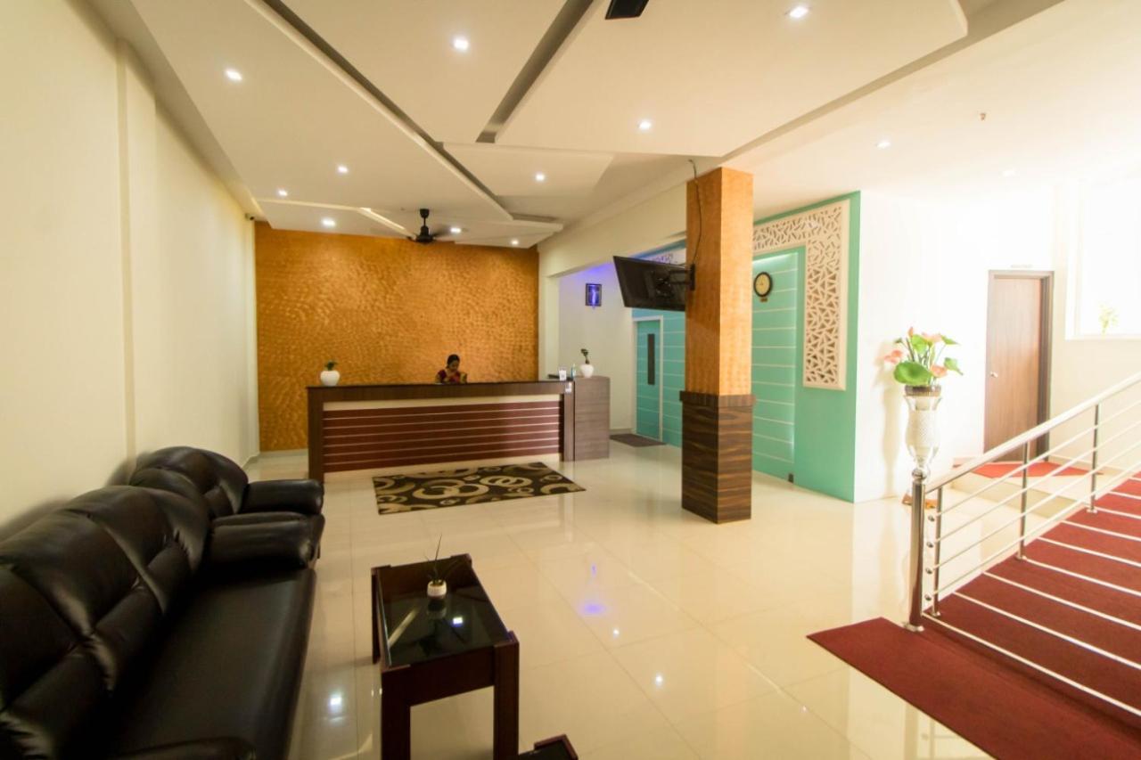 Miracle Residency Hotel Kizhake Chālakudi Exterior foto