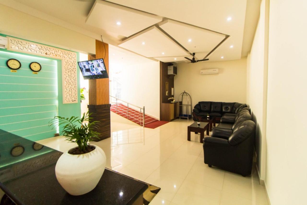 Miracle Residency Hotel Kizhake Chālakudi Exterior foto
