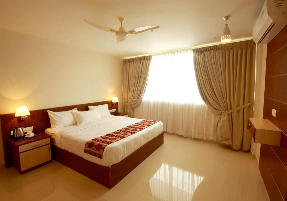 Miracle Residency Hotel Kizhake Chālakudi Exterior foto