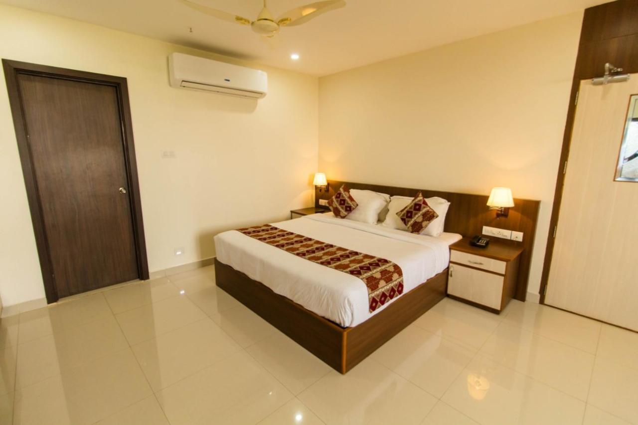 Miracle Residency Hotel Kizhake Chālakudi Exterior foto
