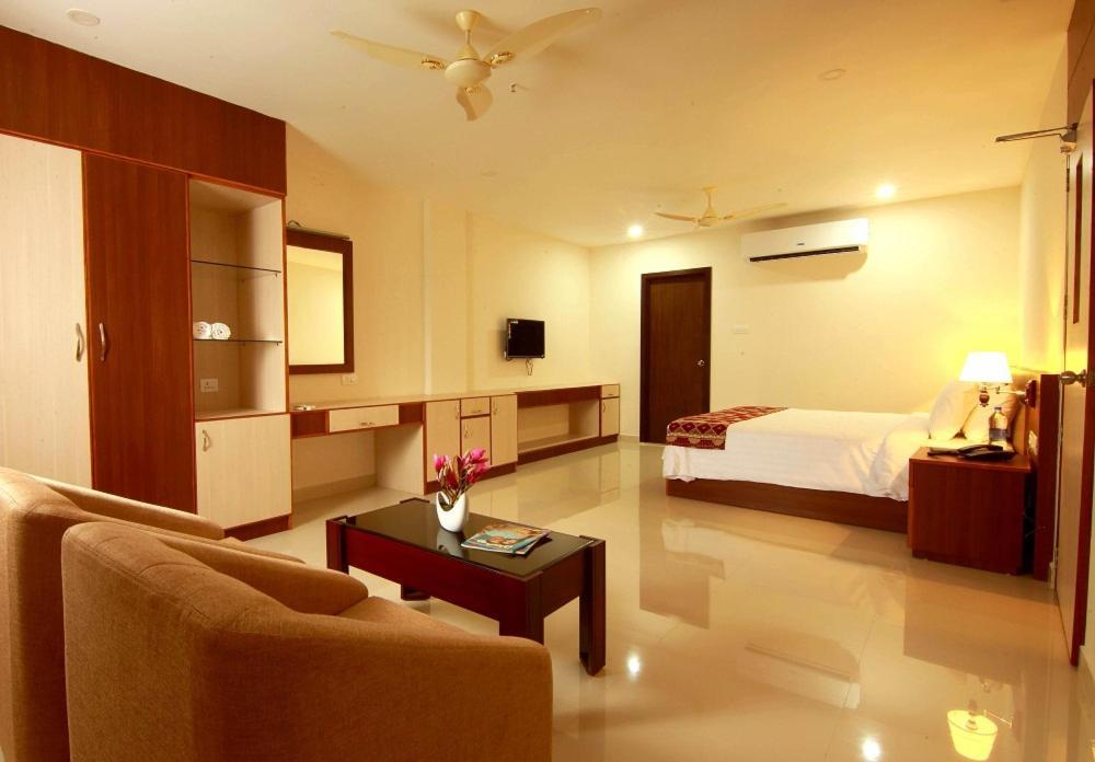 Miracle Residency Hotel Kizhake Chālakudi Exterior foto