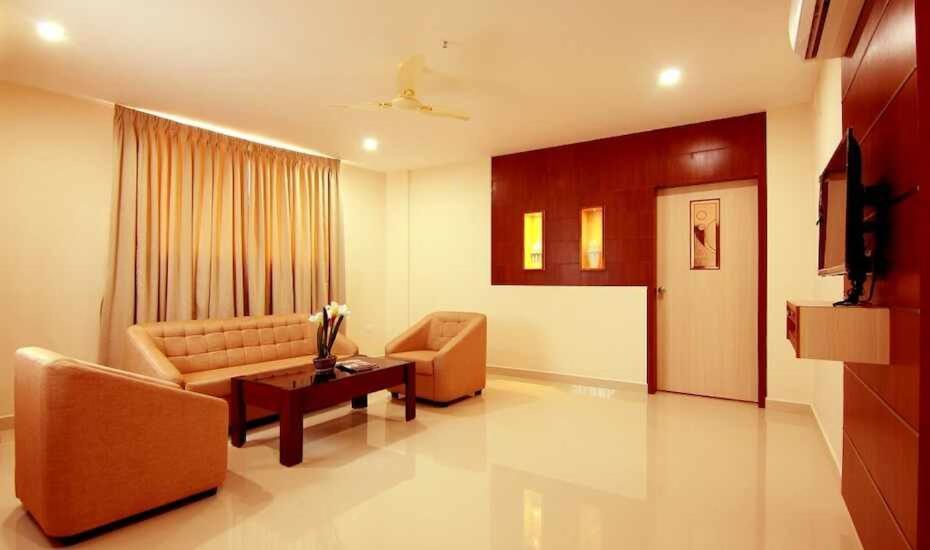 Miracle Residency Hotel Kizhake Chālakudi Exterior foto